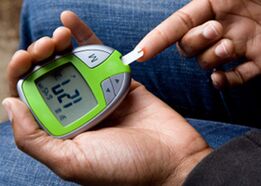 Glucómetro para controlar el nivel de glucosa en la sangre en la diabetes mellitus