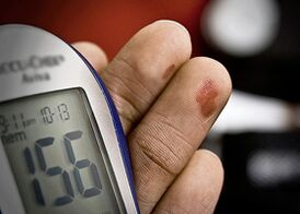 La diabetes acompaña a la hiperglucemia un nivel alto de azúcar en la sangre