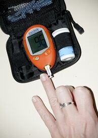 Medir el nivel de glucosa en la sangre para corregir las dosis de insulina con 1 tipo de diabetes